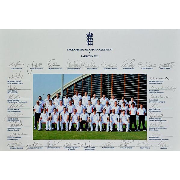 England vs Pakistan 2012 - Official presentation signed by the squad of 30+
